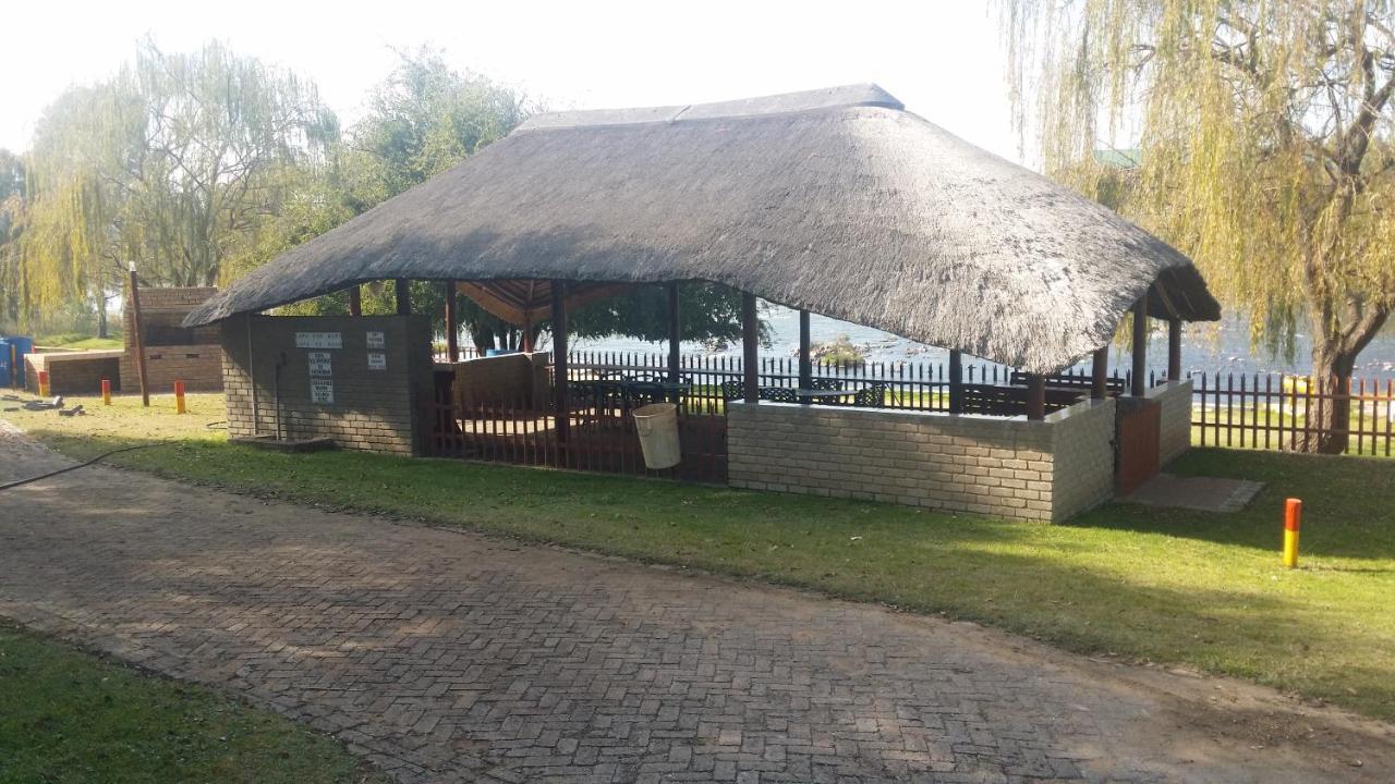 Arendsnes Hotel Vanderbijlpark Exterior photo